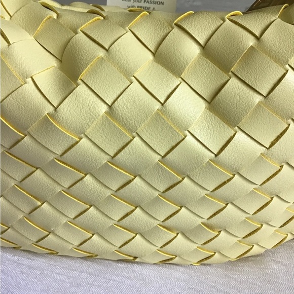 Yellow - Picture 4 of 6